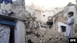 Un niño pakistaní contempla los daños ocasionados en su casa en Kohat.