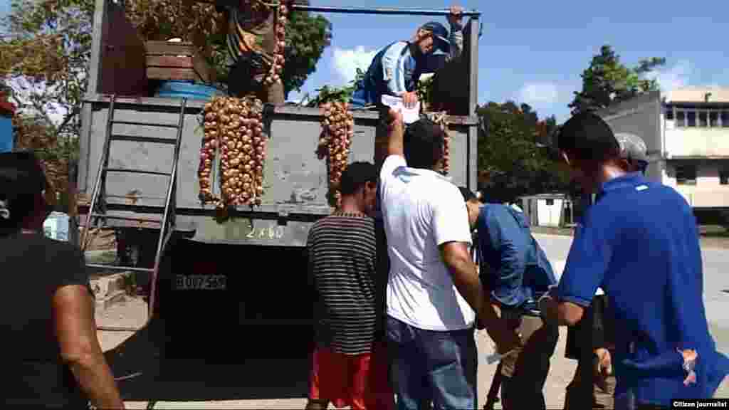 Activistas distribuyen proclamas y materiales audiovisuales a la población en la localidad de Guantánamo, según divulga el activista Yoanny Beltrán de la Unión Patriótica de Cuba.