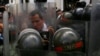 Guaidó enfrenta a la policía militarizada que rodea el palacio legislativo. REUTERS/Fausto Torrealba