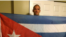 Osvaldo Ozzie Alonso Moreno, sostiene una bandera cubana.