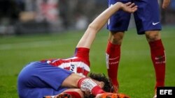Tiago Cardoso tras lesionarse durante el partido de la decimotercera jornada de la Liga de Primera División.
