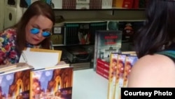 La escritora Zoé Valdés firma ejemplares de su libro en Madrid. Foto: Nuria.