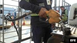 Un hombre llena el tanque de gasolina en época de escasez por la crisis en la frontera