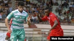 El futbolista cubano Maykel Reyes (d).