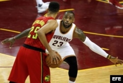 LeBron James (camiseta Cavaliers).