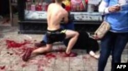 Un maratonista auxilia a una de las víctimas (video AFP)