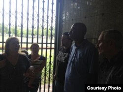 Fariñas con parientes de Machado en el panteón.