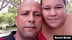 El preso político cubano Alexander Verdecia junto a su esposa, Eliannis Villavicencio. (Foto: Facebook)