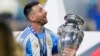 El argentino Lionel Messi celebra con el trofeo después de que su equipo venció a Colombia en la final de la Copa América en Miami Gardens, Florida (Foto AP/Rebecca Blackwell)