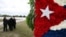 Un arreglo floral con los colores de la bandera cubana se puede apreciar durante el Memorial Cubano. 