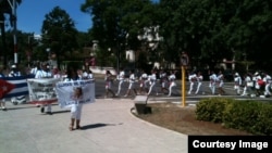 Damas de Blanco en su caminata dominical