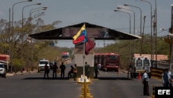 Miembros de la Fuerza Armada Nacional Bolivariana custodian la aduana entre Venezuela y Colombia en Paraguachón.
