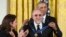 Gloria Estefan y su esposo, Emilio Estefan, reciben la Medalla de la Libertad de manos del presidente Barack Obama.
