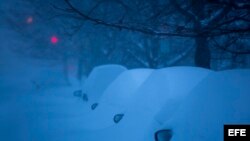 Los espejos laterales de estos autos es todo lo que quedó al descubierto tras la intensa nevada. EFE