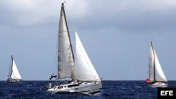 Varios veleros navegan por el litoral de La Habana (Cuba). Fotografía de archivo.