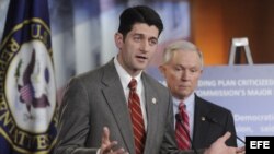 El presidente del Comité de presupuesto de la Cámara de Representantes, Paul Ryan (i). 