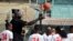 Shaquille O'Neal, quien jugó durante 19 temporadas en distintos equipos de la NBA, participa en un taller en La Habana con niños y jóvenes jugadores de baloncesto.