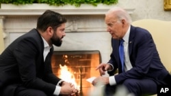 El presidente Joe Biden se reúne con el presidente de Chile, Gabriel Boric, en la Oficina Oval de la Casa Blanca, el jueves 2 de noviembre de 2023, en Washington. (Foto AP/Andrew Harnik)