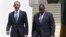 El presidente de Estados Unidos, Barack Obama (i), y el presidente de Senegal, Mack Sall (d), se dirigen a una rueda de prensa conjunta ofrecida en la residencia presidencial en Dakar (Senegal), hoy, jueves 27 de junio de 2013.