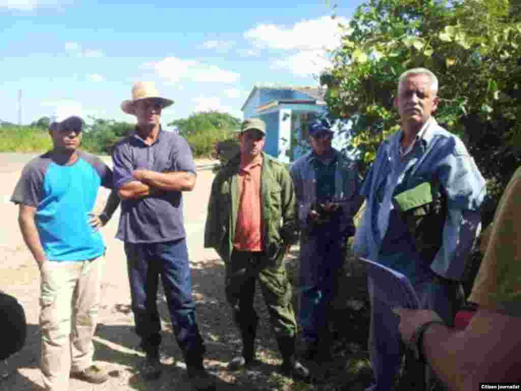 El reportero Steve Maikel Pardo muestra las condiciones en que trabajan los obreros en la Planta de Resina, ubicada Vueltabajo, Pinar del Río y el deterioro de la instalación que en los ultimos años solo ha dejado pérdidas a los ctrabajadores.