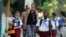  Tres niños posan con una bandera cubana durante el primer día del curso escolar 2015-2016 hoy, martes 1 de septiembre de 2015, en La Habana (Cuba). Cuba comienza hoy el curso escolar 2015-2016 con cerca de dos millones de estudiantes en más de 10.300 esc