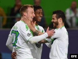 Maximilian Arnold (i) Vieirinha (d) y Bruno Henrique (c) celebran tras la victoria ante Real Madrid.