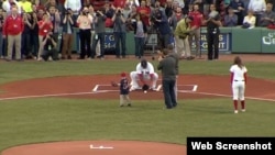 El niño Maverick Shcutte lanza la bola a Big Papi.