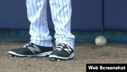 Céspedes y la pelota debajo del jardín central.