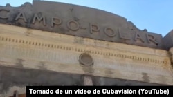 La insignia del estadio La Polar, un emblema deportivo de la capital cubana.