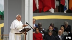 El papa Francisco habla frente al Independence Hall, en Filadelfia. 