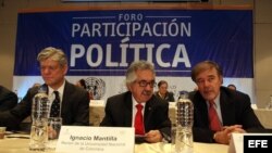 El coordinador residente de la Organización de las Naciones Unidas para Colombia, Fabrizio Hochschild (i) el Rector de la Universidad Nacional Ignacio Mantilla (d) y el docente Alejo Vargas (d) asisten hoy, domingo 28 de abril de 2013, en Bogotá (Colombia