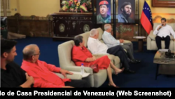 Primero de izq. a der. Miguel Díaz-Canel Villanueva, en el Palacio de Miraflores, el 13 de agosto de 2025.
