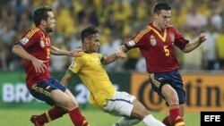 El delantero brasileño Neymar (c) trata de escapar entre Azpilicueta (d) y Jordi Alba, ambos de España, durante la final de la Copa Confederaciones 2013. 