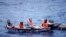 Foto de archivo de un grupo de inmigrantes cubanos llegando a las costas de Florida en un bote