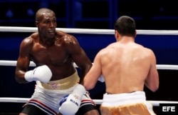 El cubano Julio César La Cruz (i) ante el uzbeko Shuhrat Abdullaev (d).