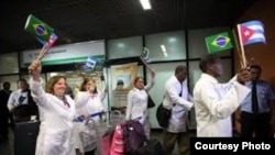 Con banderitas: primeros médicos cubabos llegan a Brasil.