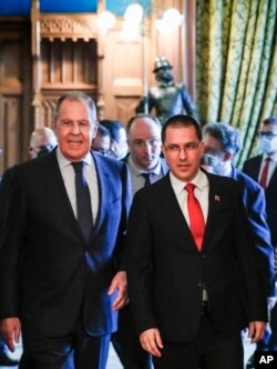 El ministro de Relaciones Exteriores ruso, Sergey Lavrov, izquierda, y el ministro de Relaciones Exteriores de Venezuela, Jorge Arreaza, ingresan a una sala para las conversaciones en Moscú, Rusia, el 22 de junio de 2021. (Yuri Kochetkov/Pool Photo vía AP)