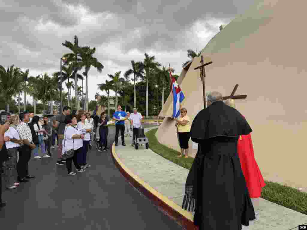 Otra de las estaciones del Camino de la Cruz en la Ermita.