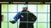 El líder de la oposición rusa Alexei Navalny es visto en una pantalla a través de un enlace de vídeo desde la colonia penal correctiva IK-2 en Pokrov, el 17 de mayo de 2022. REUTERS/Evgenia Novozhenina