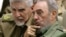 El comandante cubano Ramiro Valdés junto a Fidel Castro. 