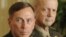 El general David Petraeus (i).