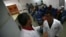 Dos médicos cubanos conversan en el Centro Integral de Diagnóstico del programa sanitario "Barrio Adentro" en Venezuela.