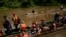 Los migrantes que se dirigen al norte llegan en barcos a Lajas Blancas, Panamá, el viernes 28 de junio de 2024, después de cruzar caminando el Tapón del Darién desde Colombia. (Foto AP/Matías Delacroix)