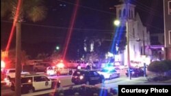 Autos policiales rodean la iglesia metodista Emmanuel después que nueve de sus miembros fueran muertos a tiros.