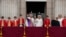 Los reyes de Inglaterra saludan a sus seguidores en el Palacio de Buckingham tras ser coronados el 6 de mayo de 2023. (AP Photo/Frank Augstein)