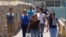 Migrantes cubanos arriban a El Paso, Texas, tras cruzar la frontera de México con EEUU. (Captura de imagen/KFOX14)
