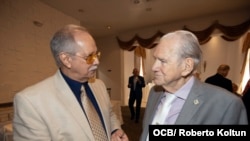 Carlos Alvarez del Castillo (i) y el Reverendo Martín Añorga (d).