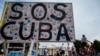 Un cartel de SOS Cuba en Washington, DC, el 18 de julio de 2021 (Photo by ANDREW CABALLERO-REYNOLDS/AFP).