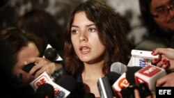 Camila Vallejo hace declaraciones a la prensa cuando era presidenta de la Federación de Estudiantes de la Universidad de Chile.