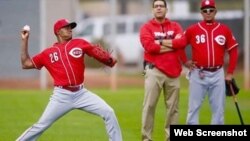 Raisel Iglesias (i).